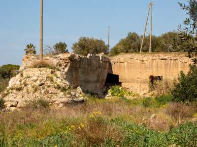 Ci stiamo avvicinando a �Torre Rossa�, insediamento che comprendeva una masseria oggi scomparsa e alcuni ambienti ipogeici ancora visibili risalenti al periodo tra il IX e l�XI secolo